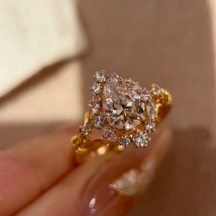 Vintage European Medieval Water Drop Ring, Ins-style Luxurious and Fashionable Medieval Diamond-encrusted Pear-shaped Wedding Ring for Women