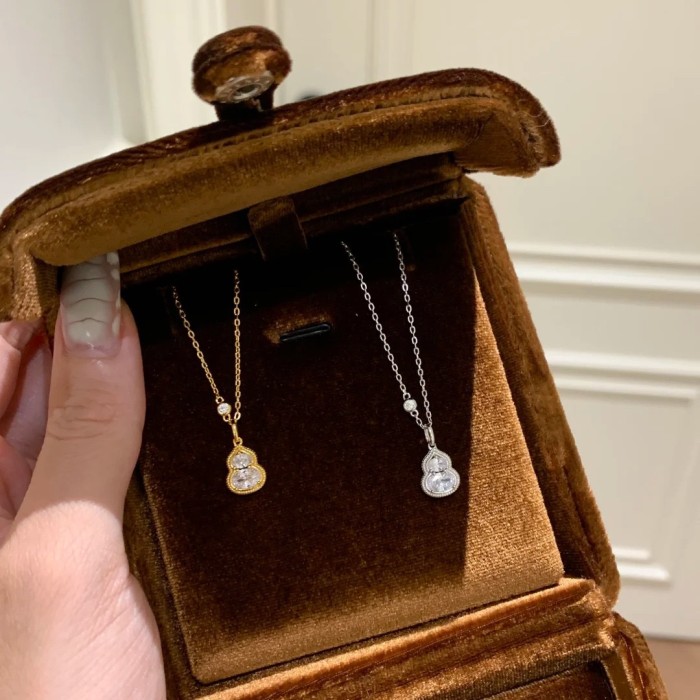 New Chinese-style white diamond gourd necklace for women, light luxury, fashionable and versatile, small gourd pendant, high-end fortune and prosperity collarbone chain