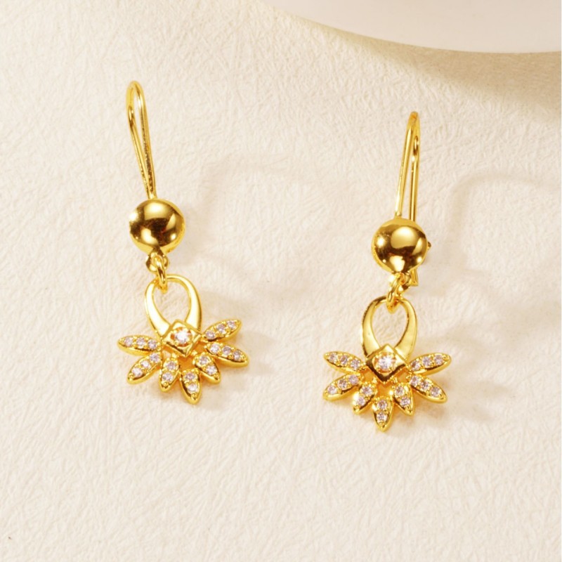 Gold Plated Copper Floral Stud Earrings for Women, Light Luxury, Exquisite, Fashionable, Versatile Earrings, Niche De...