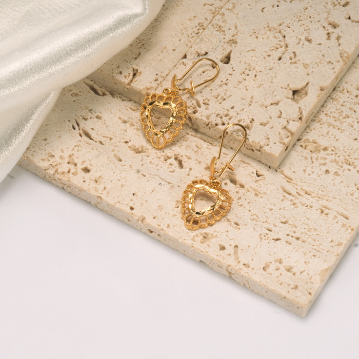 European and American Dubai niche Valentine's Day Indian gold series earrings, sweet hollow heart enamel, light luxury and elegant earrings