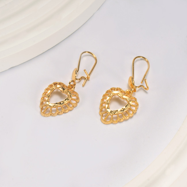 European and American Dubai niche Valentine's Day Indian gold series earrings, sweet hollow heart enamel, light luxury and elegant earrings
