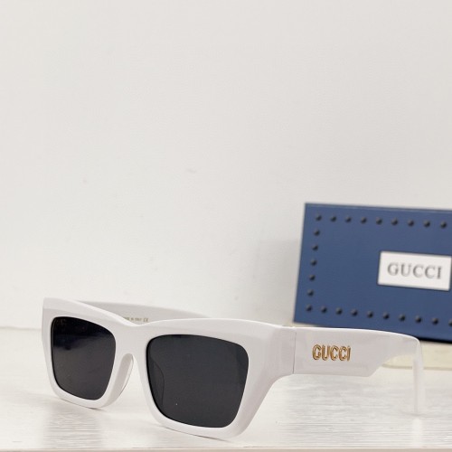 GUCCI Black sunglasses SG689
