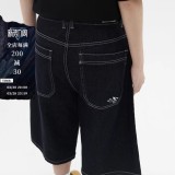  Washed distressed jeans 