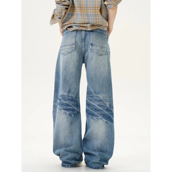  Washed distressed jeans 