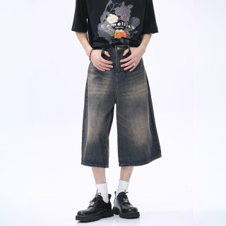  Washed distressed jeans 