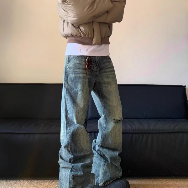  Washed distressed jeans 