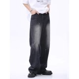  Washed distressed jeans 