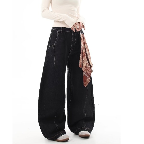  Washed distressed jeans 