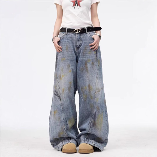  Washed distressed jeans 