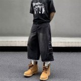  Washed distressed jeans 