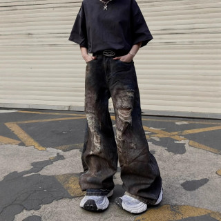  Washed distressed jeans 