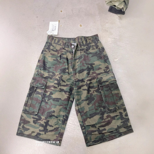  Washed distressed jeans 