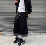  Washed distressed jeans 