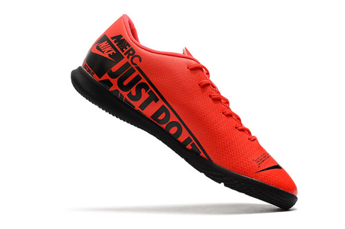 Mercurial Vapor 13 Academy IC Football Shoes
