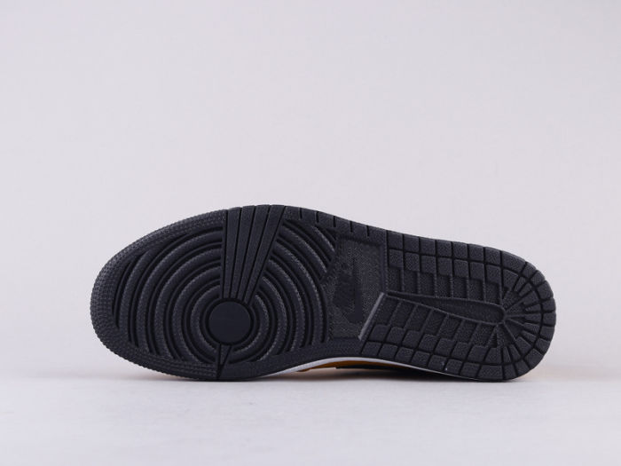 NIKE Air Jordan 1 mid taxi by aclotzone