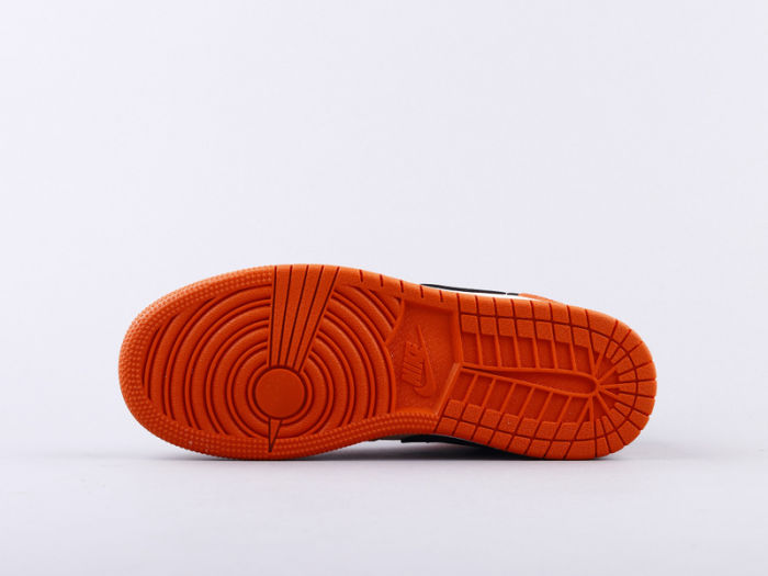 NIKE Air Jordan 1 mid Knicks  by aclotzone