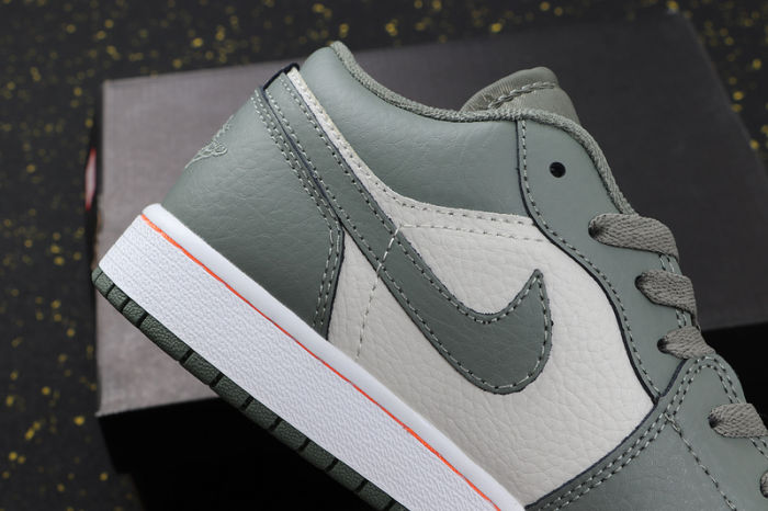 AJ 1 Low Retro Classics Shoes 553560-121