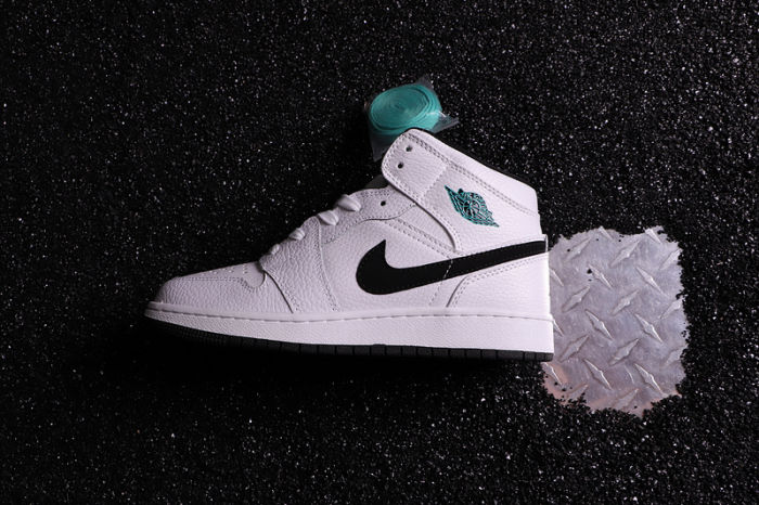 Women's AJ 1 Mid Retro Classics Shoes 554724-122