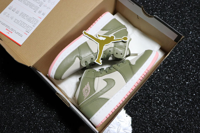 Women's AJ 1 Mid Retro Classics Shoes 555112-225