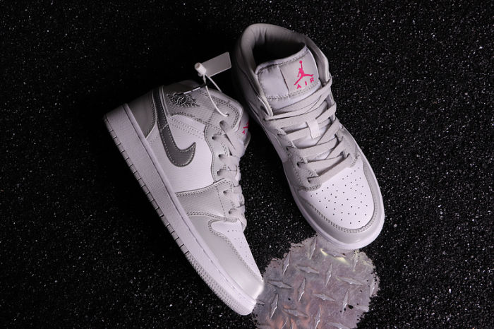 Women's AJ 1 Mid Retro Classics Shoes 9555112-012