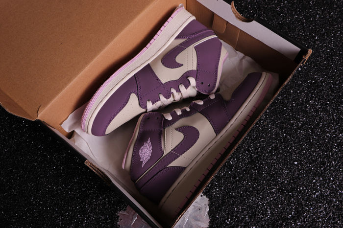 Women's AJ 1 Mid Retro Classics Shoes 555112-500