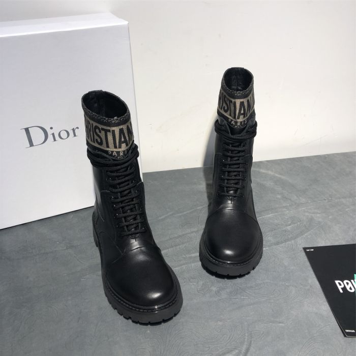 2020 Dior Dior autumn and winter new product one-step Martin boots 👒Fashion and trend coexist ⚡Imported calfskin with technical embroidery fabric〽The original version is made one by one, not ordinary flying fabrics, the price is several times different, and those who understand the goods will know at a glance Fabric: Imported calfskin/technical fabric Inside: water dyed sheepskin Outsole: Original TPU outsole Bottom thickness: heel 3cm forefoot 1.5cm