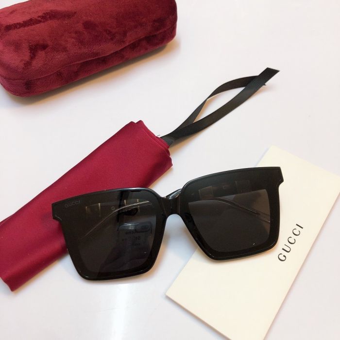 GUCCi sunglasses