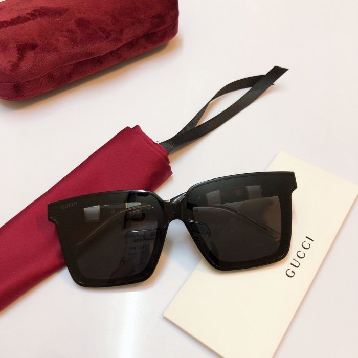 GUCCi sunglasses