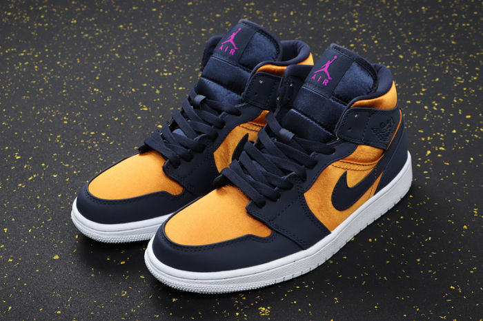 AJ 1 Mid Retro Classics Shoes 852542-401