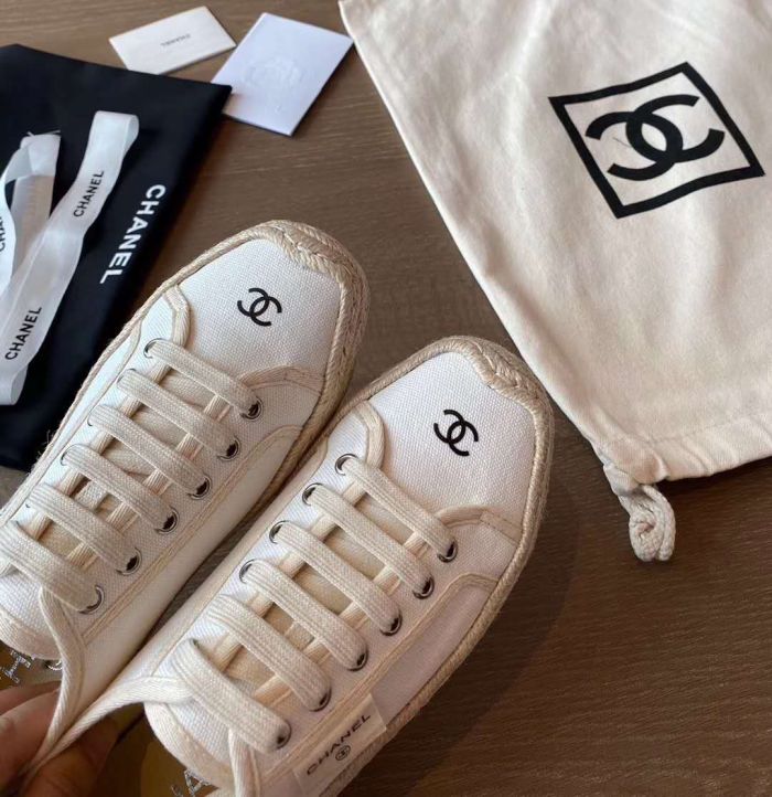 Chanel20ss new embroidered embossed round head canvas shoes