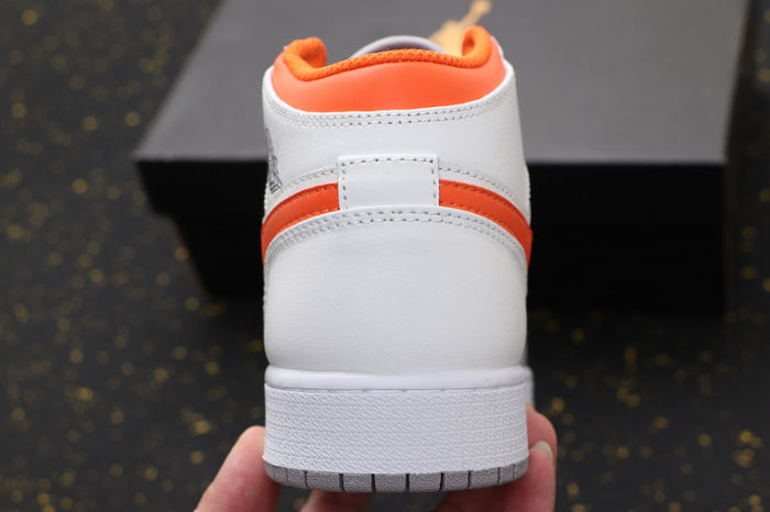 AJ 1 Mid Retro Classics Shoes CW7591-100
