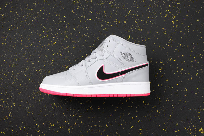 Women's AJ 1 Mid Retro Classics Shoes 555112-060