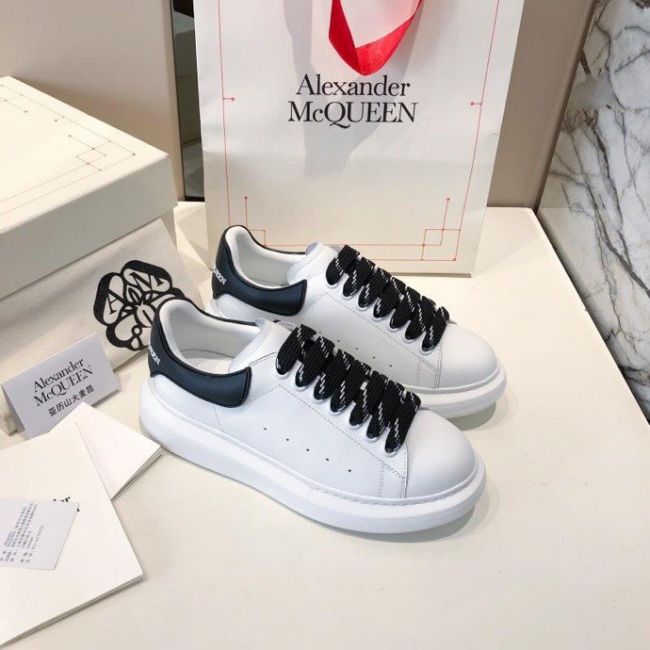The 2020 autumn and winter new product counters are synchronized with AlexanderMcQUEEN male. Lesbian McQueen [rose] new color outsole and new leather color [rose] white shoes, shop purchase original 1⃣️:1⃣️Create: new last shape, new silk imported cowhide fabric exactly like the original, new silk imported Sheepskin feet + silk imported sheepskin, new mold and new letter outsole label, new full package beige [rose]