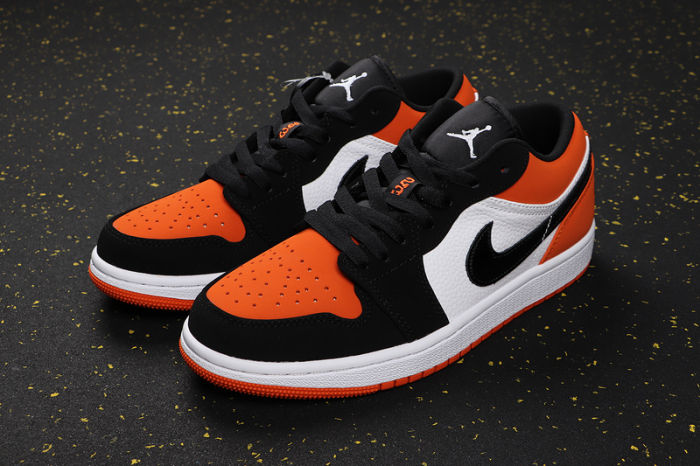 AJ 1 Low Retro Classics Shoes 553558-128