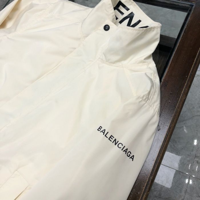 The latest jacket of Balenciaga's 2020 counter is imported fabrics, personalized multi-standard elements, wearing spirit, fashion trend, super good version, full of tide, original hardware, high-end customization, no matter the fabric version, it is perfect. A must-have item for high-end people. M-3XL
