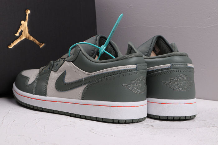 AJ 1 Low Retro Classics Shoes 553558-121