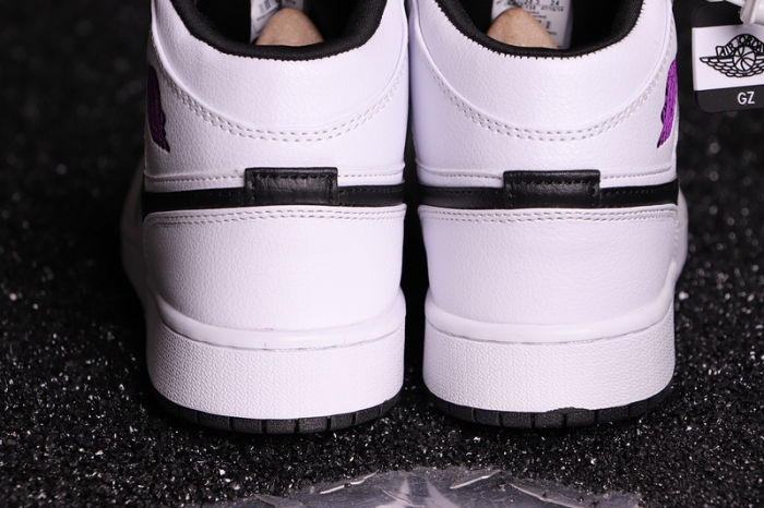Women's AJ 1 Mid Retro Classics Shoes 555112-138