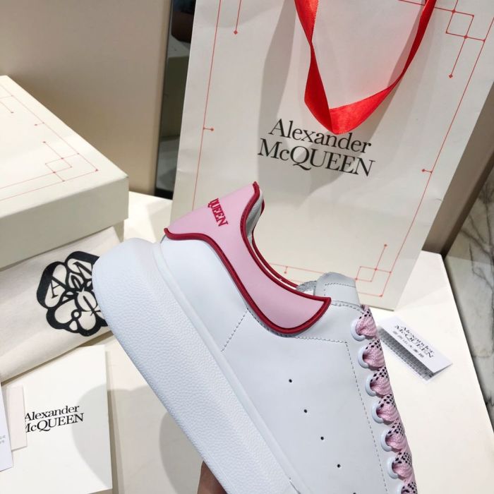 [Rose] The new product counters for fall/winter 2020 are synchronized with AlexanderMcQUEEN male. Lesbian McQueen [rose] new color outsole and new leather color [rose] white shoes, shop purchase original 1⃣️:1⃣️Create: new last shape, new silk imported cowhide fabric exactly like the original, new silk imported Sheepskin feet + silk imported sheepskin, new mold and new letter outsole label, new full package beige [rose]