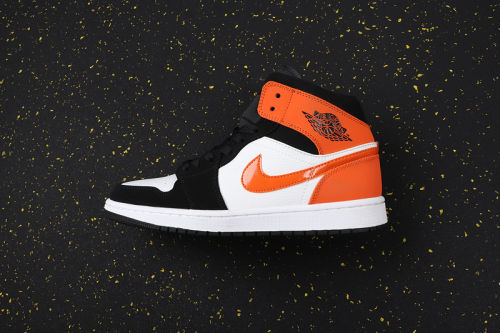 AJ 1 Mid Retro Classics Shoes 554724-058