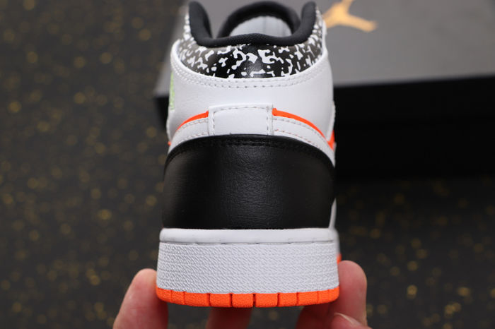 Women's AJ 1 Mid Retro Classics Shoes 554724-870