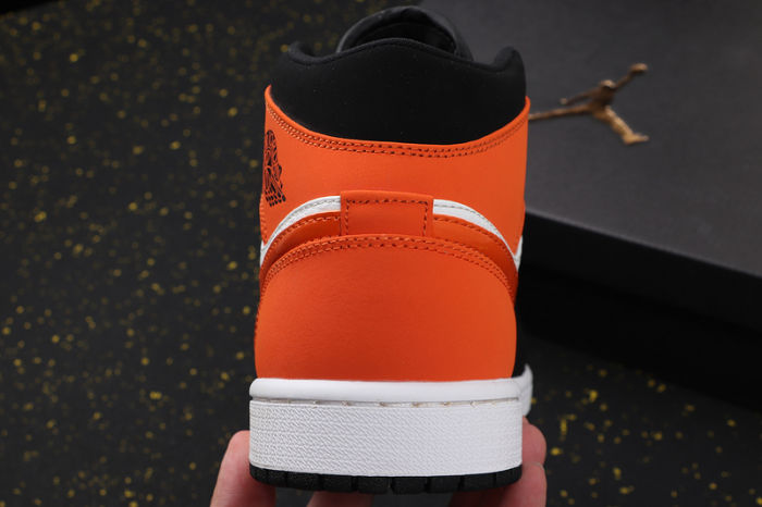 AJ 1 Mid Retro Classics Shoes 554724-058