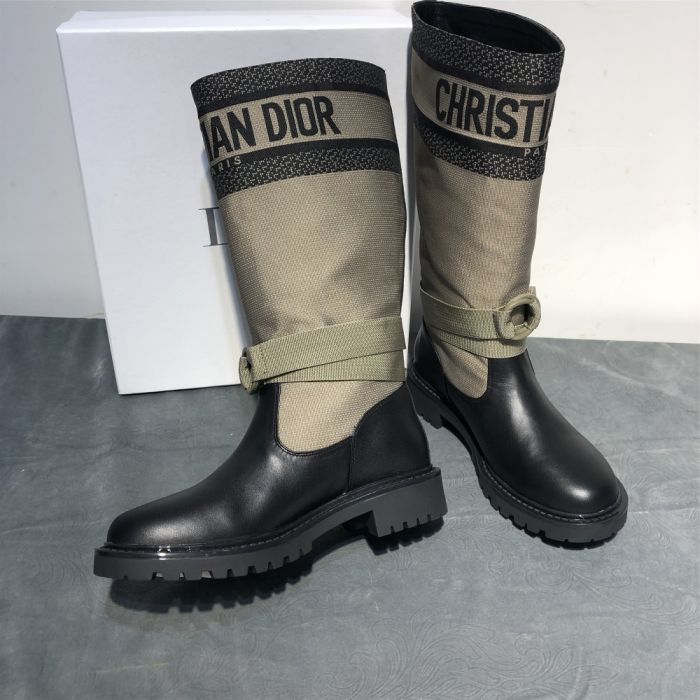 2020Dior Dior autumn and winter new product one-step knight army boots 👒Fashion and trend coexist ⚡Imported calfskin with technical embroidered fabric〽The original version is customized one by one, not ordinary flying fabrics, the price is several times different, and those who understand the goods will know at a glance Fabric: Imported calfskin/technical fabric Inside: water dyed sheepskin Outsole: Original TPU outsole Bottom thickness: heel 3cm forefoot 1.5cm