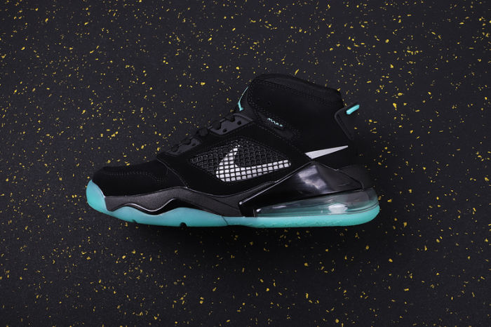 AJ270 Retro Classics Shoes CD7070-003