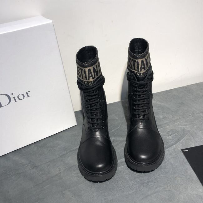 2020 Dior Dior autumn and winter new product one-step Martin boots 👒Fashion and trend coexist ⚡Imported calfskin with technical embroidery fabric〽The original version is made one by one, not ordinary flying fabrics, the price is several times different, and those who understand the goods will know at a glance Fabric: Imported calfskin/technical fabric Inside: water dyed sheepskin Outsole: Original TPU outsole Bottom thickness: heel 3cm forefoot 1.5cm