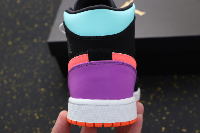 AJ 1 Mid Retro Classics Shoes 554724-083