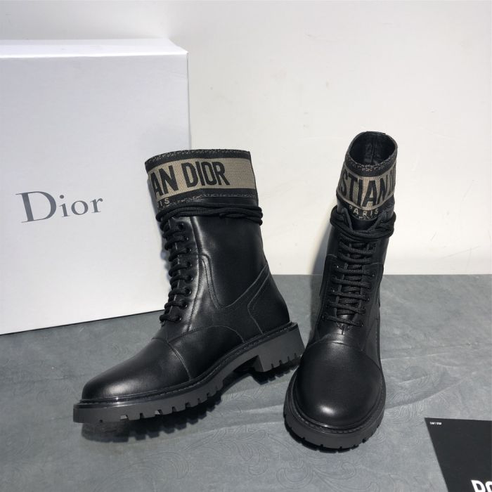2020 Dior Dior autumn and winter new product one-step Martin boots 👒Fashion and trend coexist ⚡Imported calfskin with technical embroidery fabric〽The original version is made one by one, not ordinary flying fabrics, the price is several times different, and those who understand the goods will know at a glance Fabric: Imported calfskin/technical fabric Inside: water dyed sheepskin Outsole: Original TPU outsole Bottom thickness: heel 3cm forefoot 1.5cm