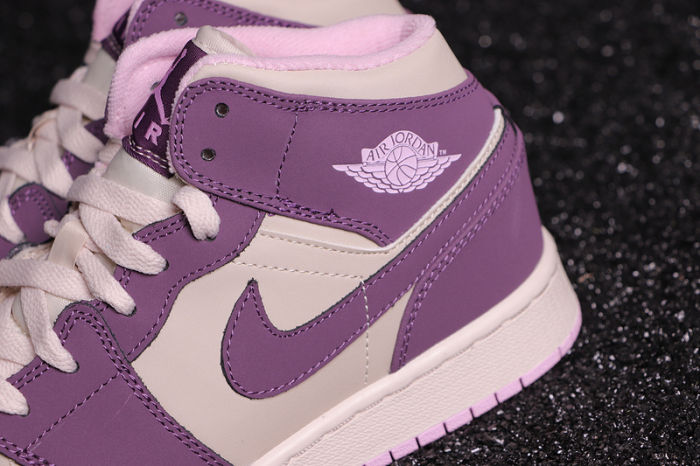 Women's AJ 1 Mid Retro Classics Shoes 555112-500