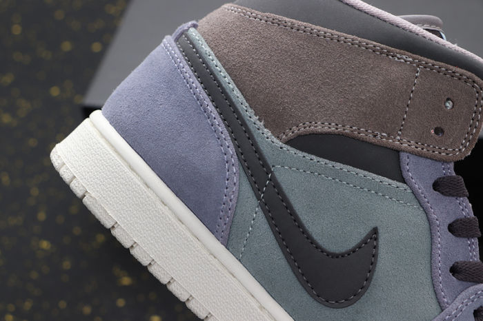 AJ 1 Mid Retro Classics Shoes 852542-203