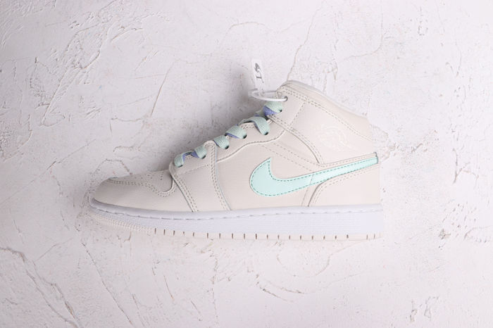 Women's AJ 1 Mid Retro Classics Shoes 555112-035