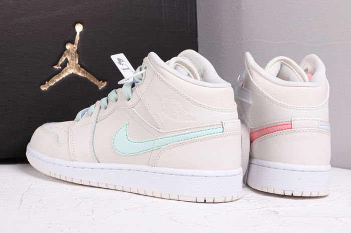 Women's AJ 1 Mid Retro Classics Shoes 555112-035
